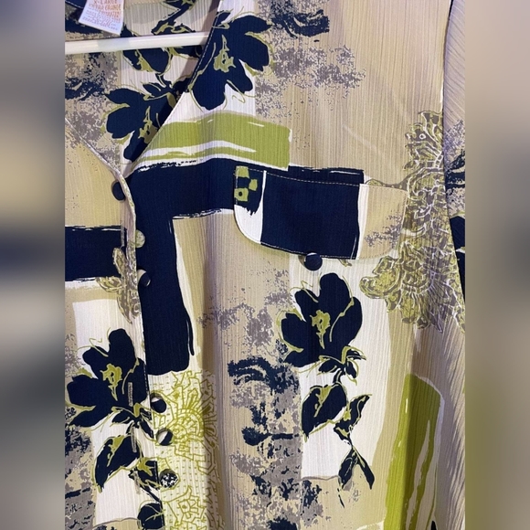 Christie&Jill Short-Sleeve Printed Fabric Covered-Buttons Tunic Blouse, Size XL - Picture 4 of 7